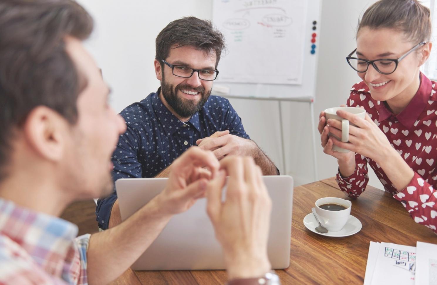 Équipe velquorinex travaillant sur des stratégies financières personnalisées